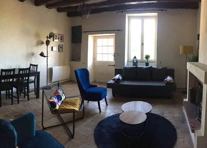 Entre Chateaux Et Vignobles, Au Bord De La Loire